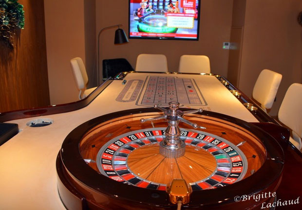 gestisce il tavolo da gioco al casino codycross